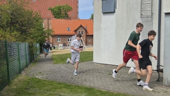 068