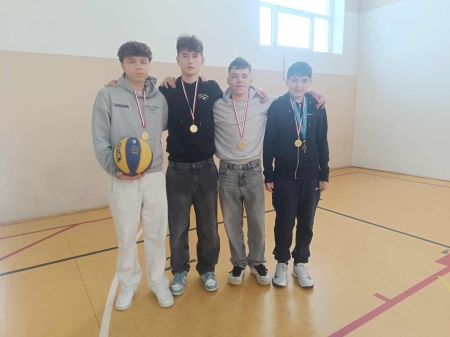 🏀 Szkolne Igrzyska w Koszykówce 3x3 – sportowe emocje sięgnęły zenitu! 🏀