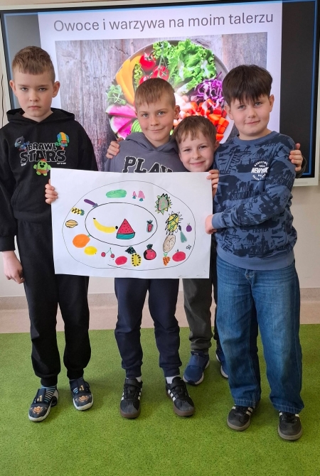 Klasa 2A tworzy barwne owocowo-warzywne plakaty 🍉🍎🥕🍋