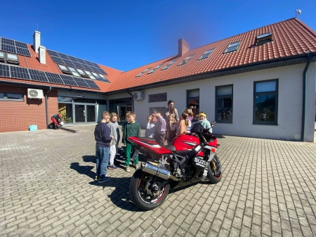 📌 Projekt „Mój rodzic, jego zawód, a pasja i zainteresowania” w klasie 2b 👨‍👩‍👧✨