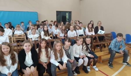 🌹 DZIEŃ EDUKACJI NARODOWEJ W SZKOLE PODSTAWOWEJ IM. JANUSZA KORCZAKA W ŻARNOWCU 🌹📚